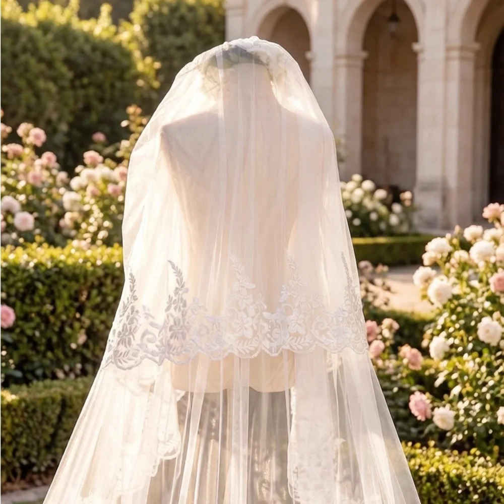 Lace-Trim Bridal Veil in Ivory 3.5M